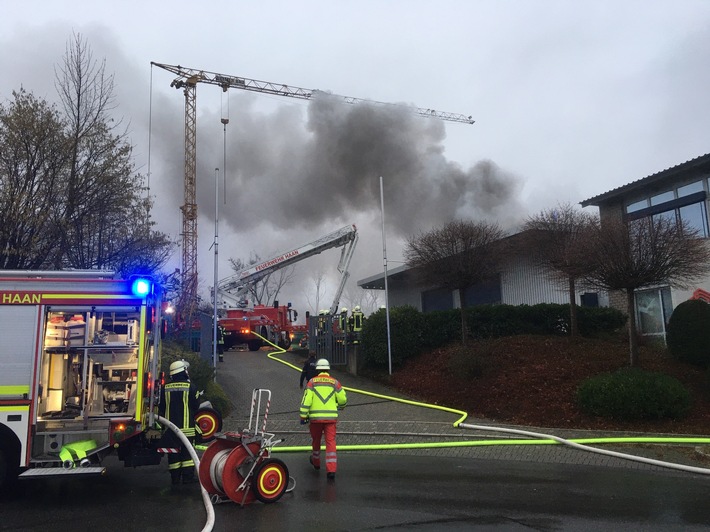 FW-HAAN: Brand in einer Lagerhalle