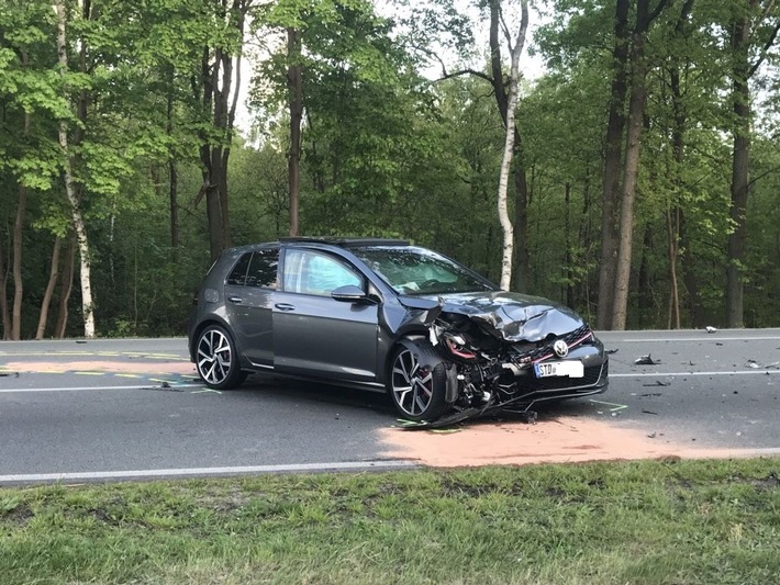 POL-STD: Drei zum Teil schwer verletzte Autoinsassen bei Verkehrsunfall auf der Bundesstraße 73 zwischen Buxtehude und Neu Wulmstorf