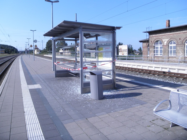 BPOL-HRO: Wetterunterstand am Bahnhof Schwaan beschädigt