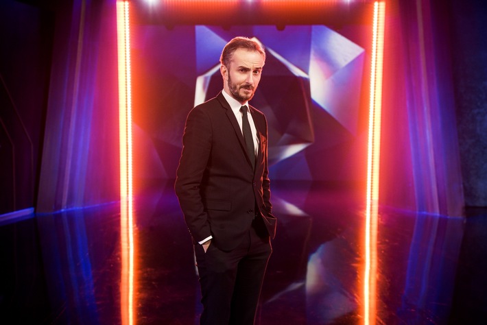 ZDFneo: "Lass dich überwachen! Die PRISM IS A DANCER Show" mit Jan Böhmermann / Mit Cro und vielen anderen Gaststars