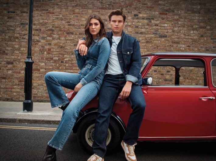 PEPE JEANS präsentiert "VERY PEPE" mit Kriti Sanon und Oliver Cheshire: eine mutige Kampagne, die Londoner Coolness und vielseitigen Stil zelebriert