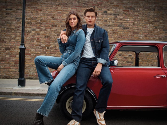 PEPE JEANS präsentiert &quot;VERY PEPE&quot; mit Kriti Sanon und Oliver Cheshire: eine mutige Kampagne, die Londoner Coolness und vielseitigen Stil zelebriert