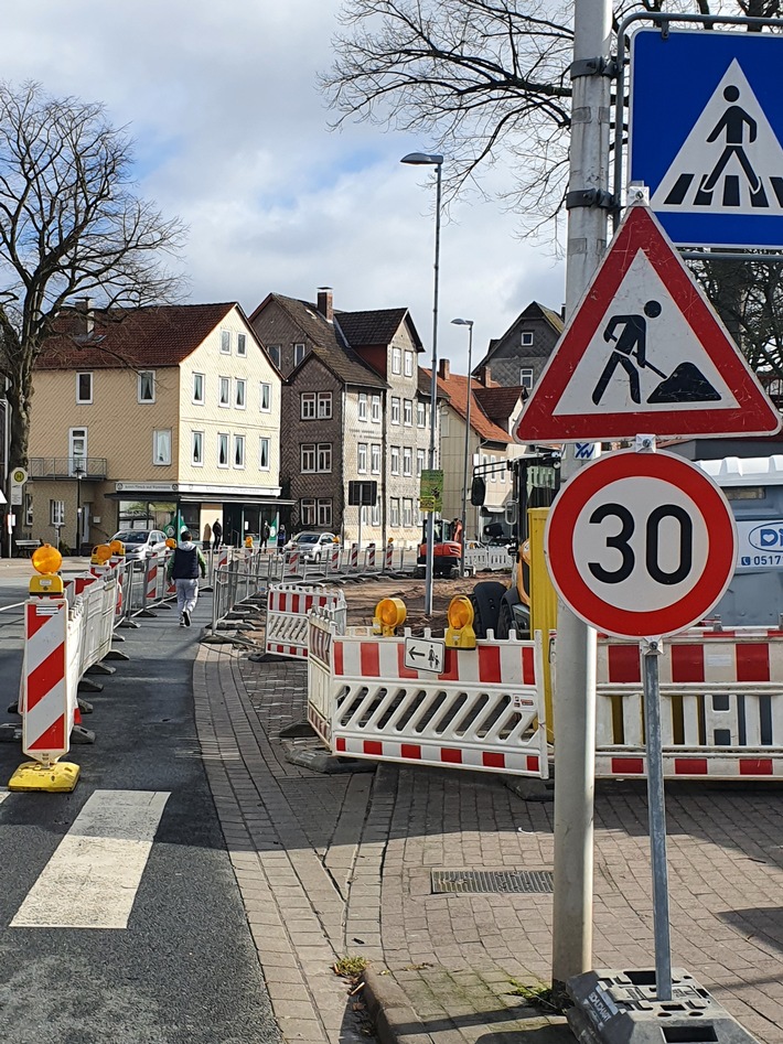 POL-HOL: Achtung Baustelle - Geänderte Verkehrsführung an Bushaltestelle Teichtorplatz
