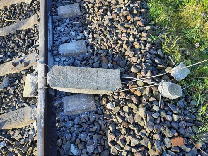 BPOL-BadBentheim: Unbekannte legen zweimal Betonteile auf Gleise / Bundespolizei sucht Zeugen