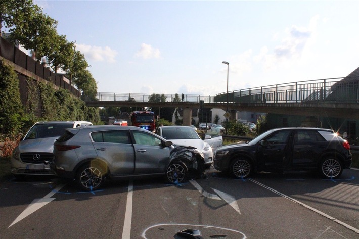 POL-RBK: Wermelskirchen - Mehrere Verletzte bei Verkehrsunfall mit fünf Fahrzeugen