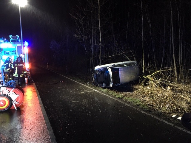 FW Mettmann: Schwerer Verkehrsunfall mit zwei verletzten Personen in Mettmann. 

Am 06. März. 2019, 21:05 Uhr, &quot;Mettmanner Str.&quot; im Neandertal im Grenzbereich zum Stadtgebiet Erkrath.