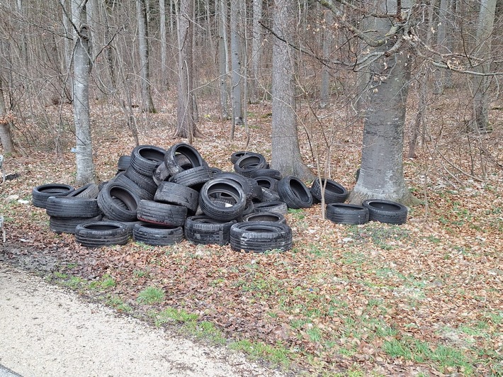 POL-UL: (UL) Laichingen/B28 - Haufenweise Altreifen entsorgt / In den vergangenen Tagen hatte ein Unbekannter an gleich zwei Parkplätzen entlang der B28 bei Laichingen rund 60 Altreifen hinterlassen.