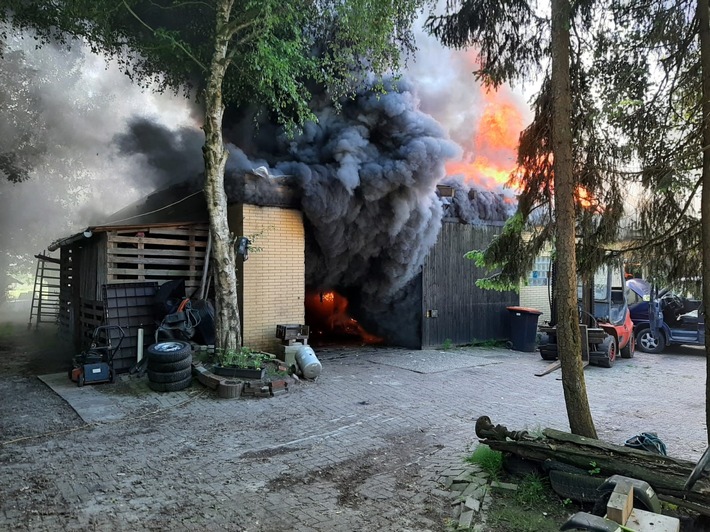 POL-WHV: Zetel - Werkstattschuppen in Blauhander Straße in Brand geraten - keine Verletzten (mit Bild)