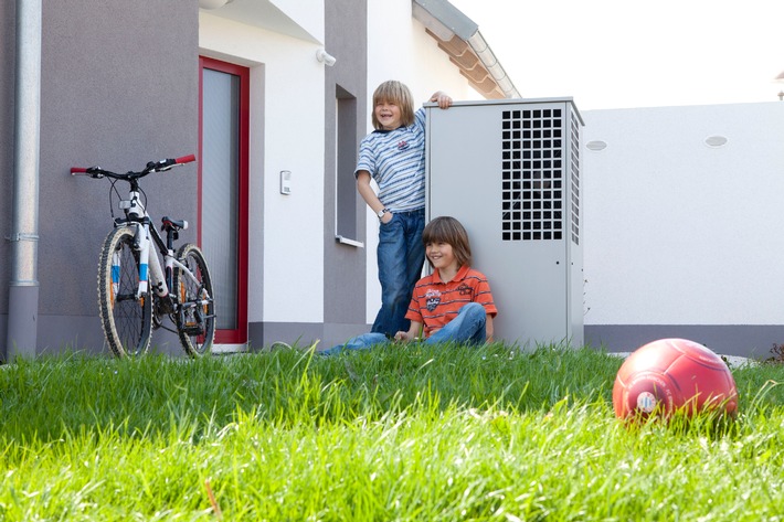 Wärme günstig aus der Umwelt pumpen - Wärmepumpen beziehen bis zu 75 % des Heizwärmebedarfs aus der Umwelt - Technologie nutzt Außenluft, Erdreich und Sonnenwärme als Energiequellen (mit Bild)