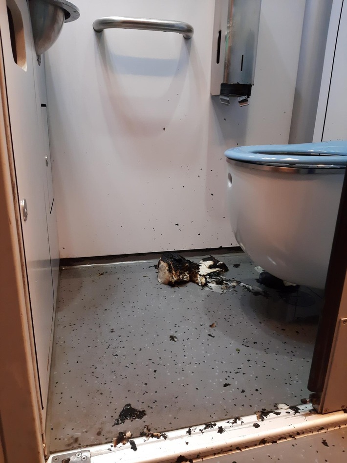 BPOL NRW: Zugtoilette in Brand gesetzt - Bundespolizei sucht nach Zeugen
