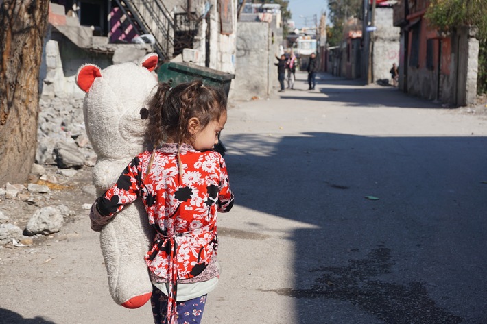 Sechs Monate nach dem Beben: Wiederaufbau-Phase läuft an / Bündnisorganisationen von "Aktion Deutschland Hilft" unterstützen Menschen in der Türkei und Syrien langfristig / 82 Millionen Euro Spenden