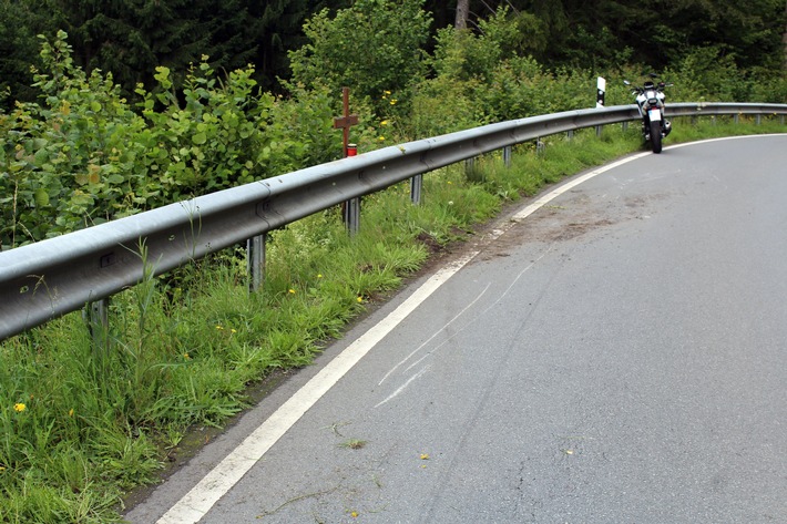 POL-OE: Motorradfahrer bei Alleinunfall verletzt