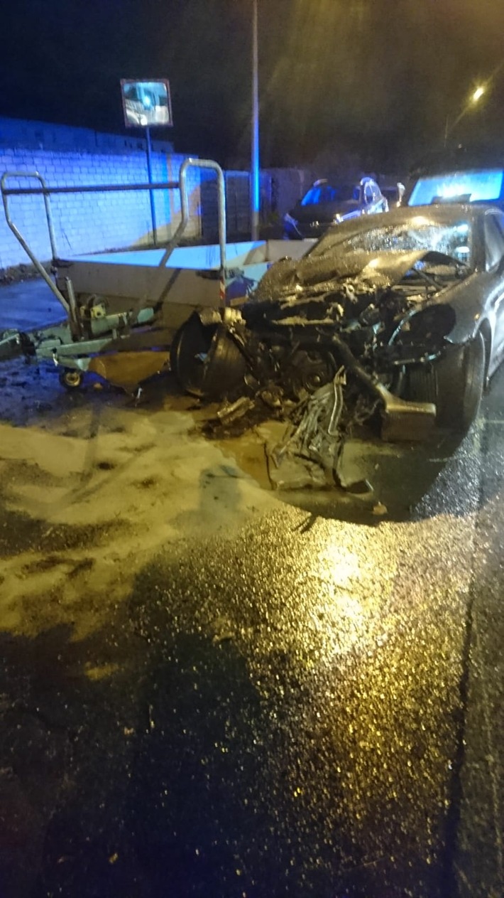 POL-RE: Schwerer Verkehrsunfall nach Autorennen in Gladbeck