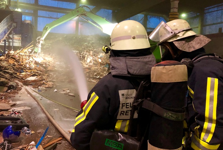 FW-BO: Sperrmüll brennt in der Halle eines Entsorgungsbetriebes
