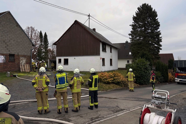 FW VG Asbach: Brand in Wohnhaus in Asbach / Eine Katze gerettet