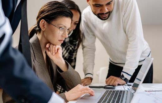 Analyse: Gender-Pay-Gap wächst in den Branchen Beratung, Pflege und Pharma besonders stark