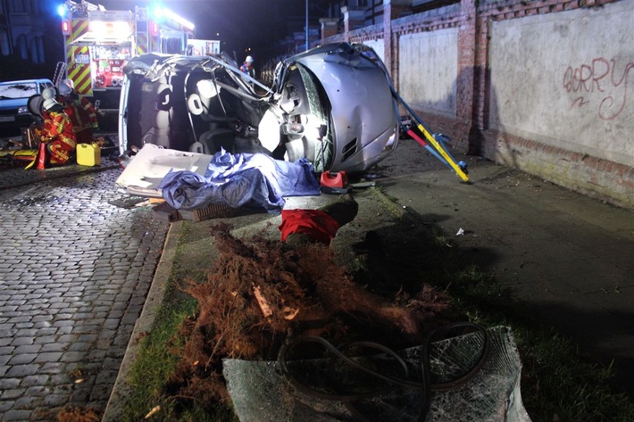 POL-MI: Auto prallt mit Fahrertür gegen Baum: Zwei Verletzte