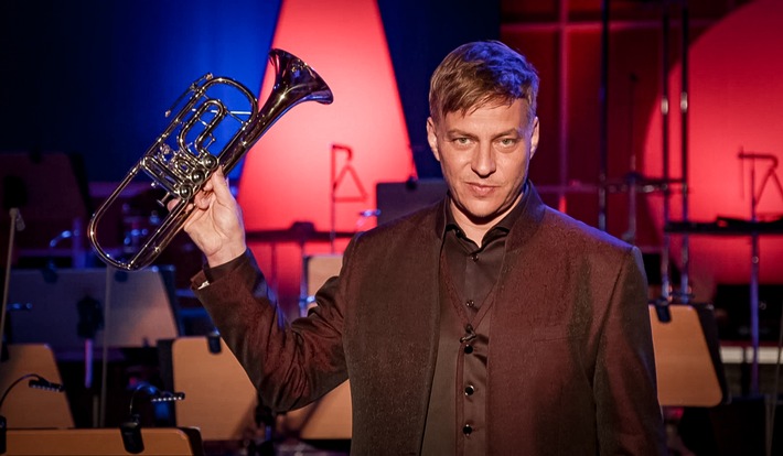 „Die Abenteuer der kleinen Trompete“: MDR und Hollywood-Star Tom Wlaschiha legen Klassiker neu auf