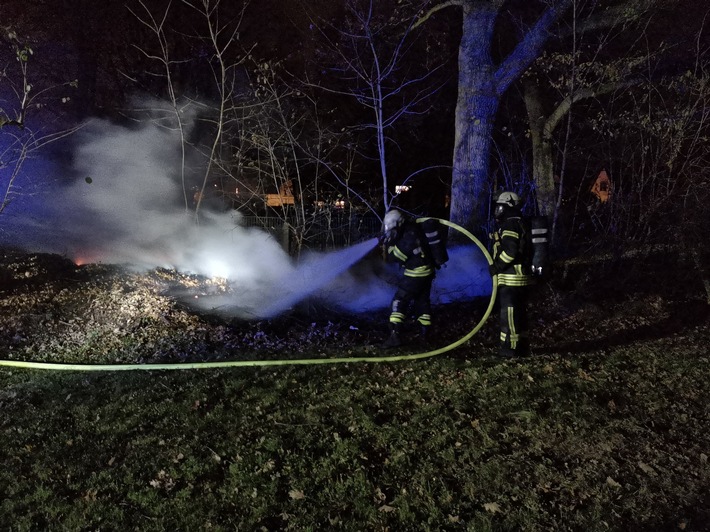 FW-DT: Laubhaufen in Brand