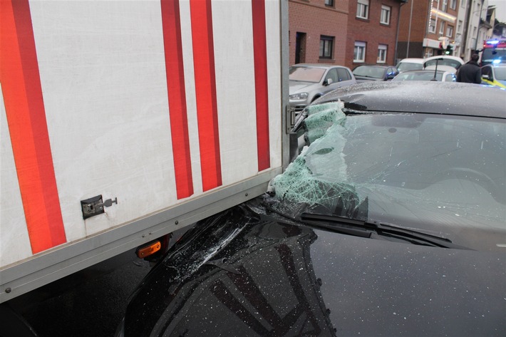 POL-DN: Auf geparktes Auto aufgefahren