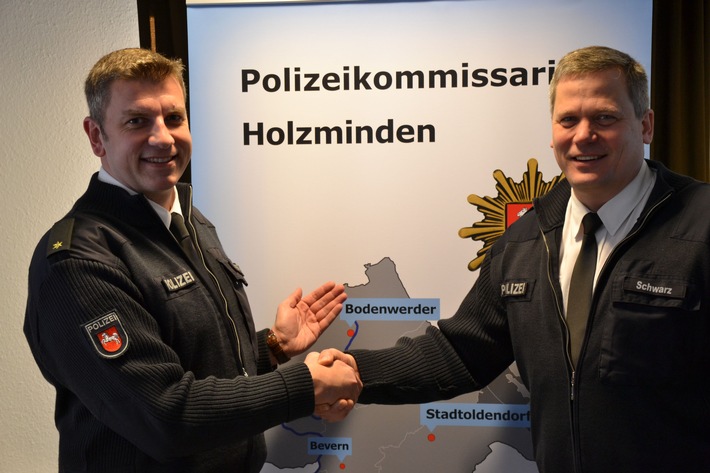 POL-HOL: Seit 01. Januar 2016:
Polizeihauptkommissar Dirk Schwarz neuer Leiter der Polizeistation Bodenwerder 
- Nachfolge von Hartmut Freyer angetreten / Einführung durch Kommissariatsleiter Marco Hansmann -