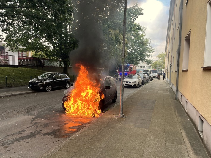 FW-E: Feuerwehr Essen im Einsatz: Pkw-Brand in der Hannah-Arendt-Straße