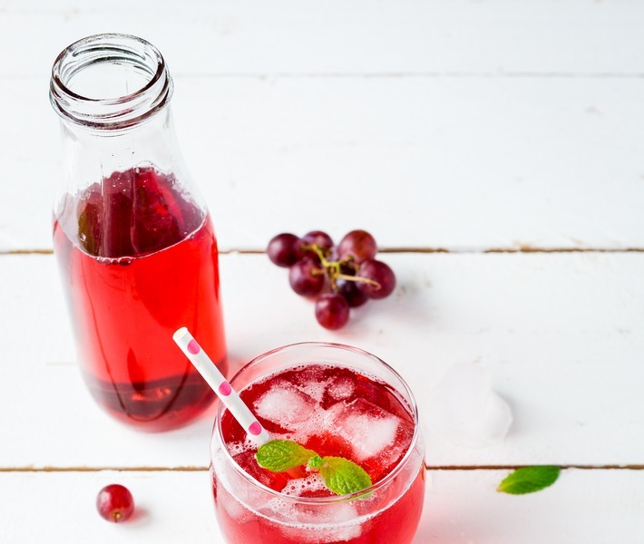 Erfrischend und fruchtig: Unter www.ahornsirup-kanada.de gibt es das Rezept für das selbst gemischte Trauben-Ahorn-Sportgetränk / Naturprodukt für den fitnessorientierten Alltag. Weiterer Text über ots und www.presseportal.de/nr/134193 / Die Verwendung dieses Bildes ist für redaktionelle Zwecke honorarfrei. Veröffentlichung bitte unter Quellenangabe: "obs/Québec Maple Syrup Producers (QMSP)/Peikert/QMSP"