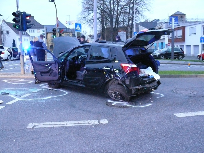 POL-DN: Kollision im Kreuzungsbereich