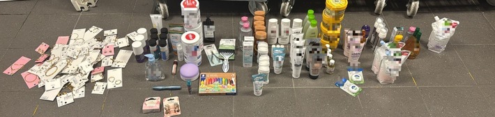 BPOL-HH: Hamburger Hauptbahnhof: Große "Shopping-Tour" im Wert von über 2000 Euro, aber ohne an der Kasse zu bezahlen- Bundespolizei stellt 61 gestohlene Artikel sicher-