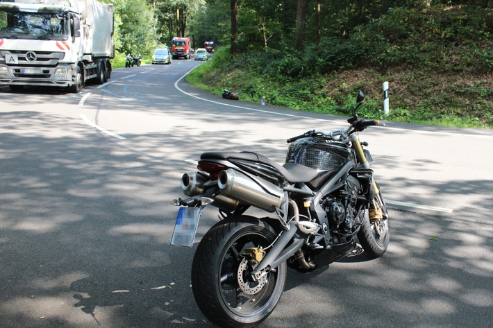 POL-RBK: Wermelskirchen - Motorradfahrerin stößt gegen Müllfahrzeug