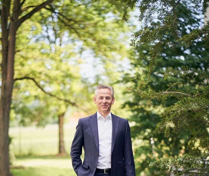 "Ich bin stolz auf die Veröffentlichung unseres ersten Nachhaltigkeitsberichts. Es ist ein wichtiger Schritt für NTT DATA Business Solutions und unterstreicht unser Bekenntnis zu Nachhaltigkeit als zentralen Bestandteil unserer Unternehmensstrategie", erklärt Norbert Rotter, Vorstandsvorsitzender von NTT DATA Business Solutions AG und EVP von NTT DATA, Inc. / Weiterer Text über ots und www.presseportal.de/nr/24336 / Die Verwendung dieses Bildes für redaktionelle Zwecke ist unter Beachtung aller mitgeteilten Nutzungsbedingungen zulässig und dann auch honorarfrei. Veröffentlichung ausschließlich mit Bildrechte-Hinweis.