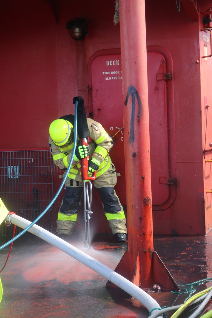 FW Bremerhaven: Weitere Pressemitteilung zum Feuer auf einem Stückgutfrachter in Bremerhaven: Lage auf der "Lascombes" weiterhin unter Kontrolle, Feuer in Laderaum 3 noch immer nicht gelöscht.