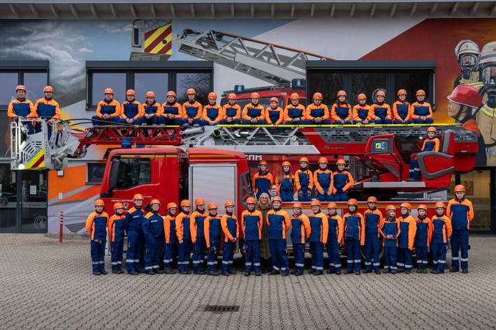 FW-Lohmar: Übergabe neuer Helme an die Jugendfeuerwehr