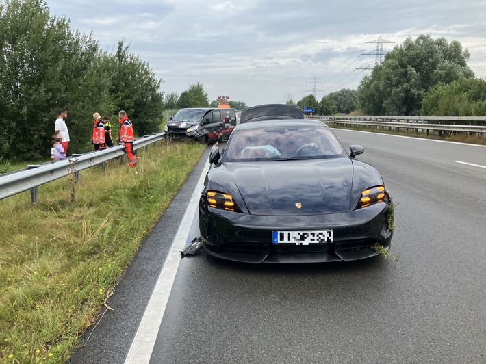 POL-STD: Vier leicht Verletzte und hoher Sachschaden bei Unfall auf der Autobahn 26