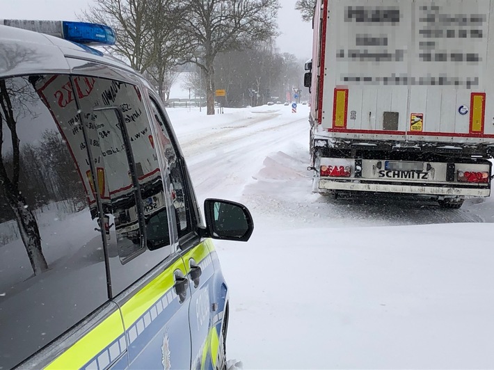 POL-PB: Verkehrsbehinderungen bei andauerndem Schneefall - Kaum Unfälle