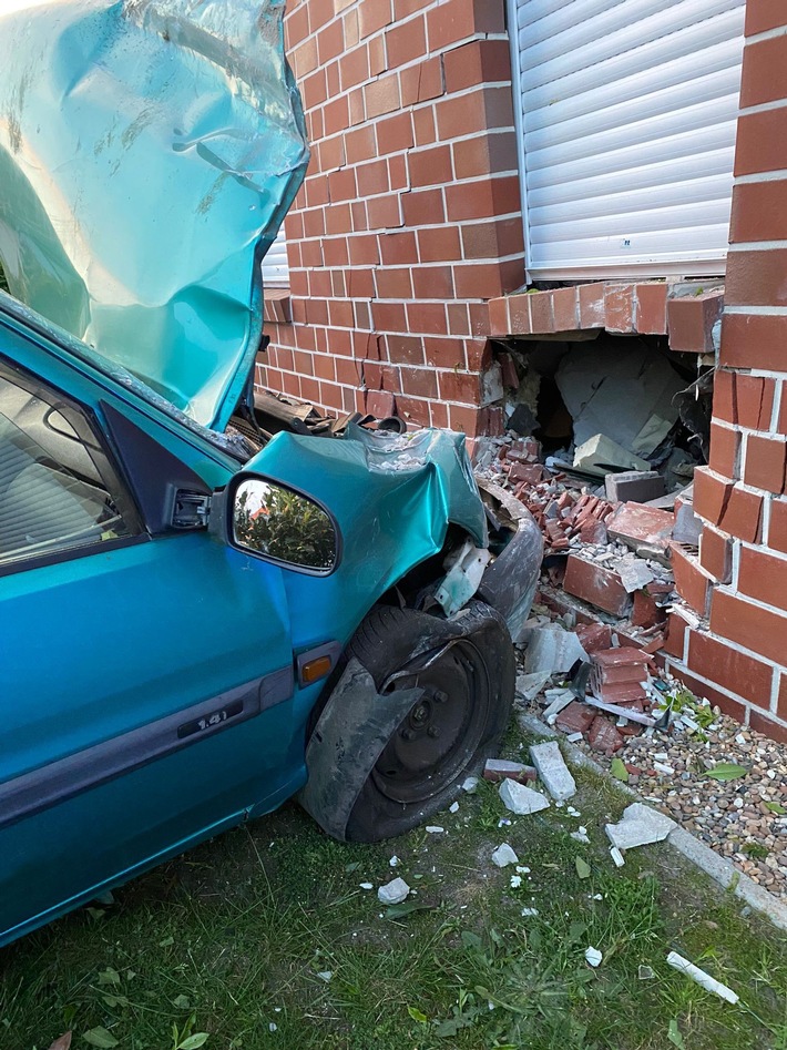 POL-WHV: Verkehrsunfall in Varel-Obenstrohe - Alkoholisierter Pkw-Fahrer prallt mit seinem Fahrzeug gegen eine Hauswand