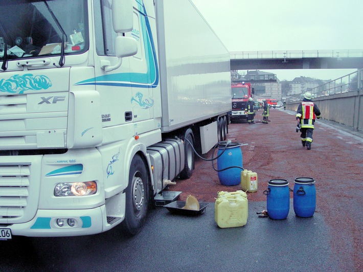 FW-E: Verkehrsunfall auf der A40, Kraftstoffbehälter eines LKW aufgerissen