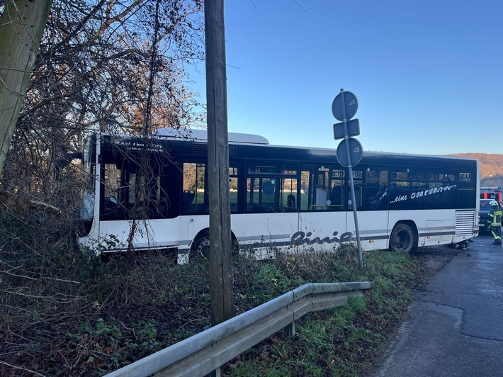 FW-EN: Wetter - zwei kleinere Hilfeleistungseinsätze sowie ein Verkehrsunfall mit Linienbus