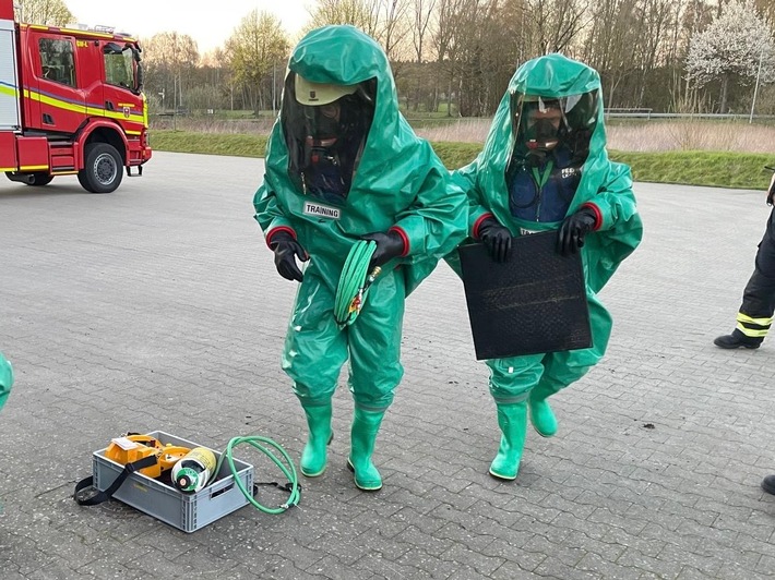 FW-OLL: Jährliche Übung der Feuerwehr Wildeshausen zur Handhabung von Chemikalienschutzanzügen