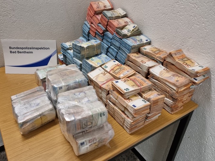BPOL-BadBentheim: Eine Millionen Euro sichergestellt - Bundespolizei deckt Bargeldschmuggel auf