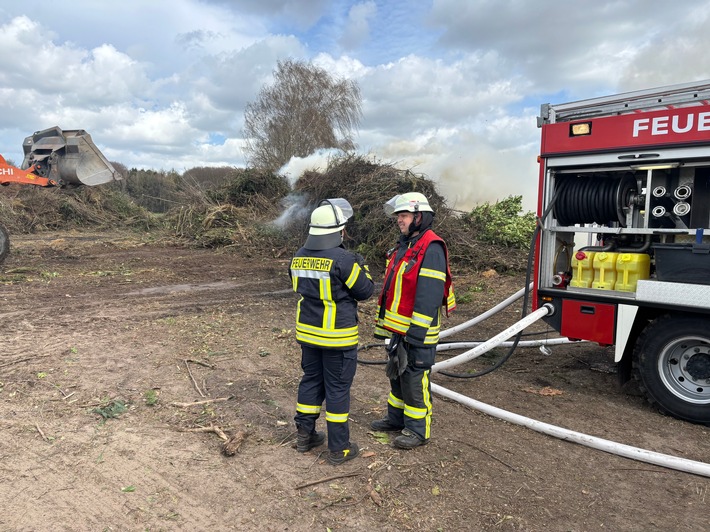 FW-ROW: Vorzeitiger Brand des Osterfeuers in Klein Meckelsen