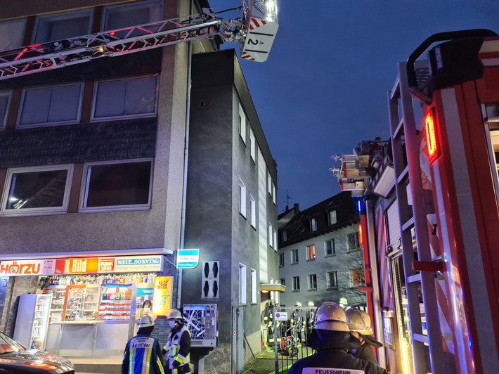 FW-E: Feuerwehr rettet Mann aus verrauchter Wohnung