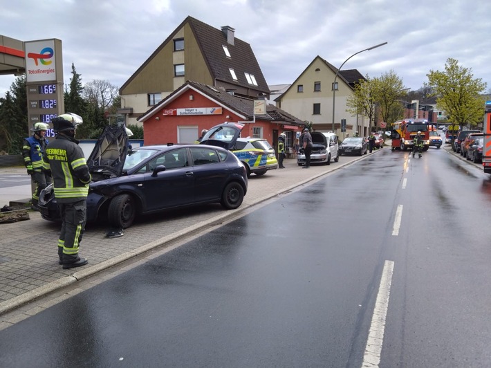 FW-EN: Wetter (Ruhr): Verkehrsunfall und Person hinter Tür am Karfreitag