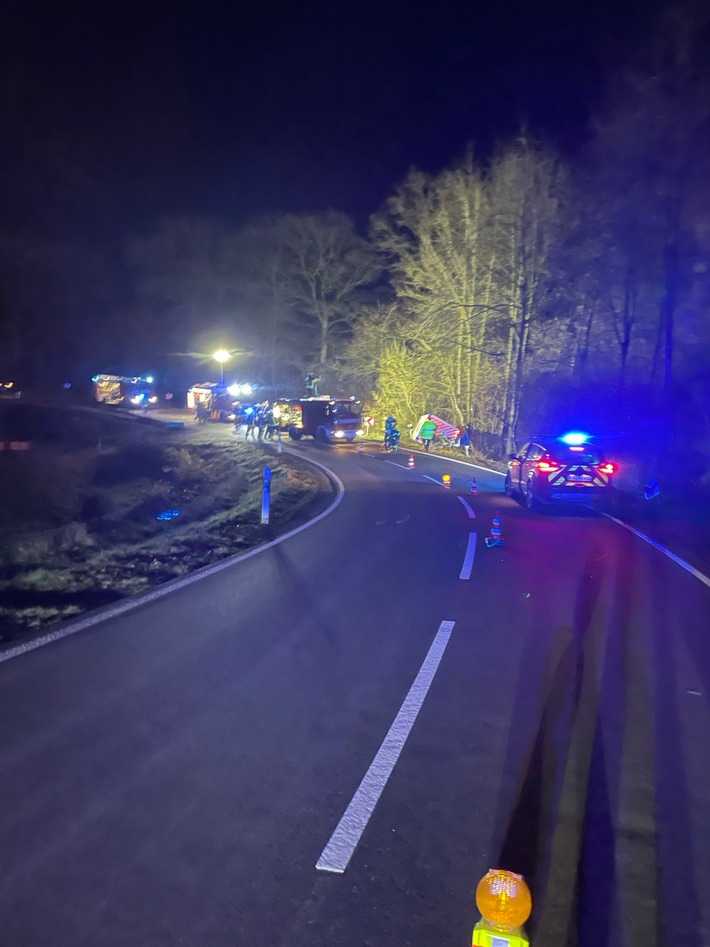 POL-PDTR: Verkehrsunfall eines Rettungswagens nahe Pluwig