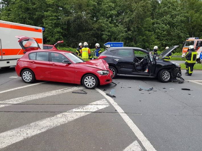 FW-EN: Verkehrsunfall im Zubringer zum Autobahnkreuz Wuppertal-Nord