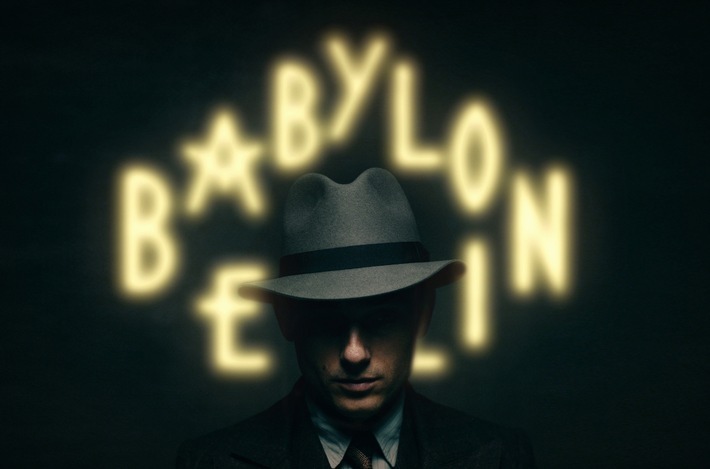 ARD BABYLON BERLIN
Volker Bruch als Gereon Rath
© ARD Degeto/X-Filme/Beta Film/Sky Deutschland/Frédéric Batier, honorarfrei - Verwendung gemäß der AGB im engen inhaltlichen, redaktionellen Zusammenhang mit genannter Degeto-Sendung und bei Nennung "Bild: ARD Degeto/X-Filme/Beta Film/Sky Deutschland/Frédéric Batier" (S2+). ARD Degeto/Programmplanung und Presse, Tel: 069/1509-335, degeto-presse@degeto.de Weiterer Text über ots und www.presseportal.de/nr/6694 / Die Verwendung dieses Bildes ist für redaktionelle Zwecke honorarfrei. Veröffentlichung bitte unter Quellenangabe: "obs/ARD Das Erste/Frédéric Batier"