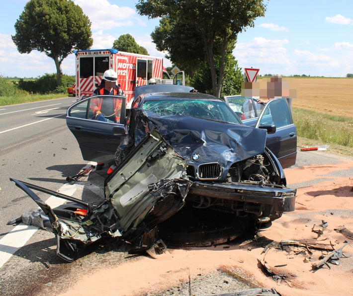 POL-DN: Schwerer Verkehrsunfall fordert drei Verletzte