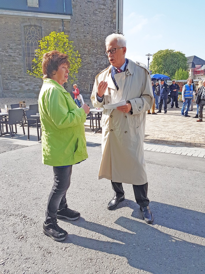 POL-ME: Aktionswoche gegen "falsche Polizeibeamte" in Velbert - Aktionsmeldung 2 - Großer Zuspruch für polizeiliche Aktionswoche auf dem Wochenmarkt "Am Offers" - Velbert - 1904191