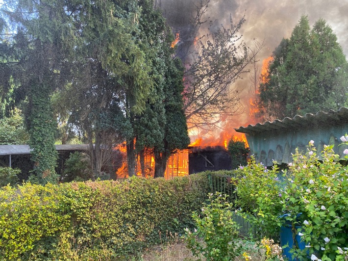FW-DO: Die Feuerwehr löscht Brand in einer Kleingartenanlage
