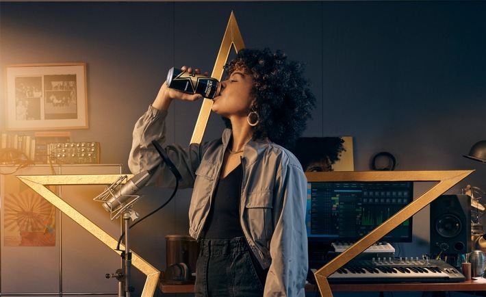 Mit dem Launch der internationalen Kampagne "Life is Your Stage" sowie einem mutigen Statement-Look und einer tollkühnen Attitüde begeistert die Energydrink-Marke Rockstar Konsument*innen auf der ganzen Welt. Das sind die ersten internationalen Aktivitäten der Brand, seit sie 2020 vom zweitgrößten, börsennotierten Nahrungsmittelkonzern der Welt PepsiCo erworben wurde. Ziel ist, die Bekanntheit von Rockstar zu steigern, um so innerhalb der nächsten drei Jahre in doppelt so vielen Märkten vertreten zu sein. / Weiterer Text über ots und www.presseportal.de/nr/58045 / Die Verwendung dieses Bildes ist für redaktionelle Zwecke unter Beachtung ggf. genannter Nutzungsbedingungen honorarfrei. Veröffentlichung bitte mit Bildrechte-Hinweis.